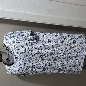 GAP Tshirt White with blue Flowers Size Large